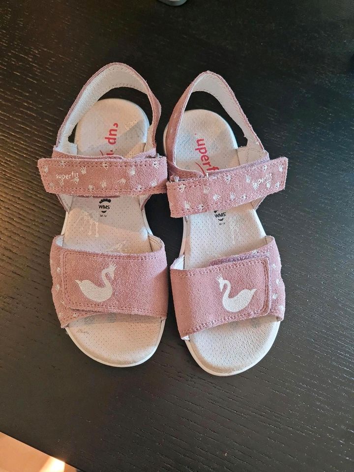 Sandalen Superfit Gr. 33 rosa mit silbernen Schwan in Waldkirch