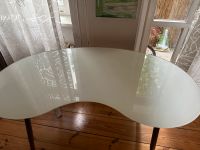 Schöner nierenförmiger Schreibtisch aus Milchglas Pankow - Prenzlauer Berg Vorschau