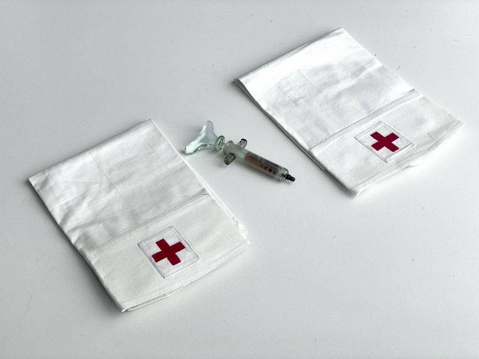 Rotes Kreuz WWII Krankenschwester Set - 2 Hauben und Glasspritze in Frankfurt am Main