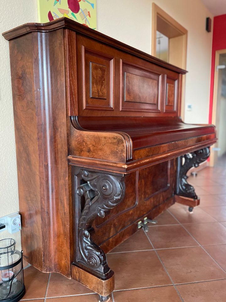 Klavier nicht mehr stimmbar alt als Möbelstück verwendbar in Lollar
