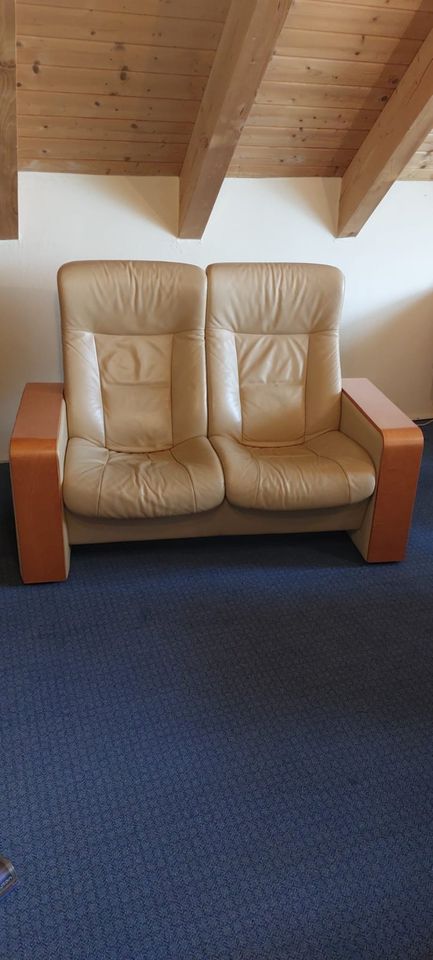 Leder Couch in beige mit verstellbaren Sitzen Zweisitzer in Wittenberg