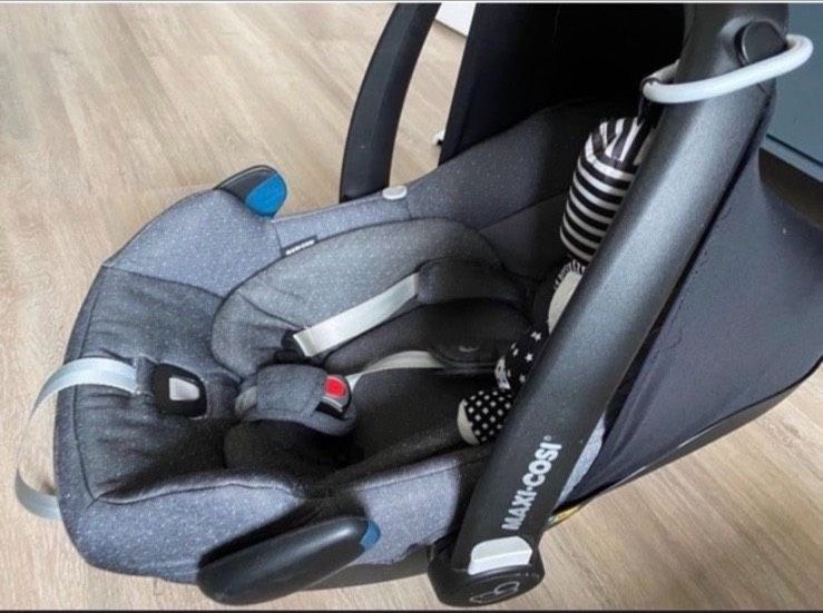 Maxi Cosi Babyschale Kindersitz in Wilhelmshaven