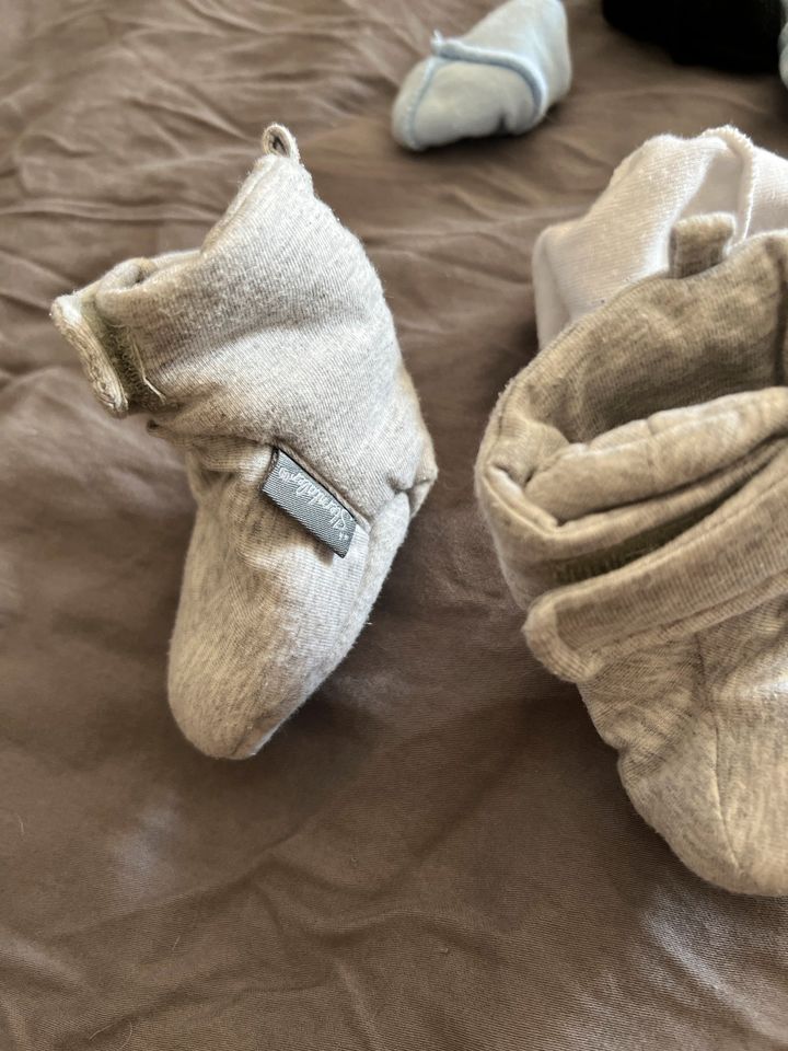 Kappe, Schuhe, feustlinge Baby in Hünfelden