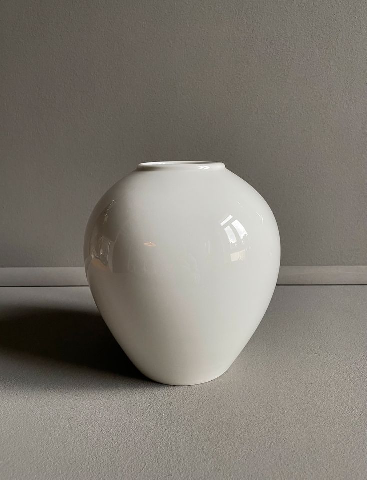 KPM Berlin Vase Eiform Höhe 16,0cm Porzellan weiß nach 1945 in Berlin