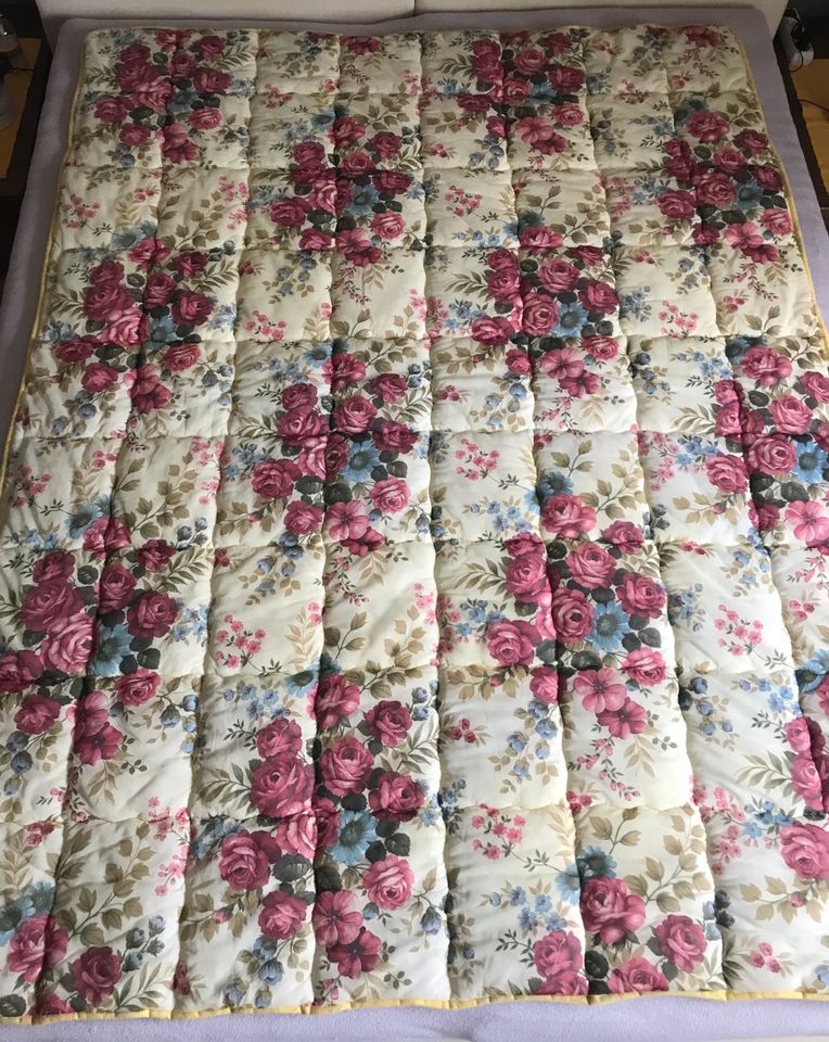 Steppdecke / Tagesdecke mit Rosenmuster 150 x 190 cm in Schöllkrippen