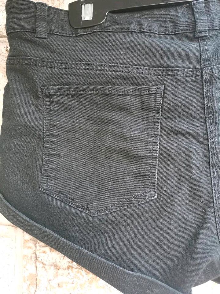 Kurze schwarze Jeansshorts von H&M in Goldbach