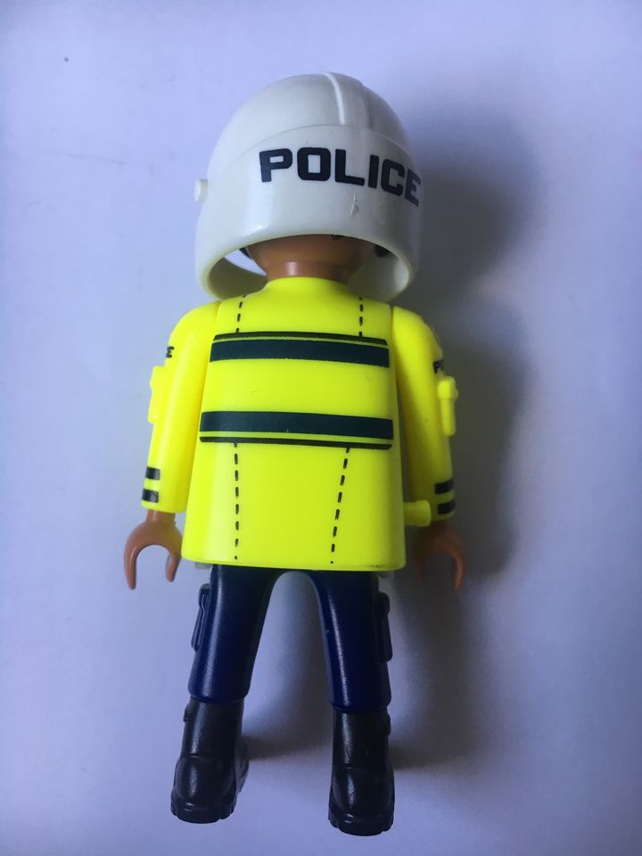 Spielzeugfigur Playmobil Mann Polizist mit Helm Police officer in Frankfurt am Main