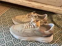 Sneaker beige mit Leomuster an der Ferse Bayern - Bad Staffelstein Vorschau