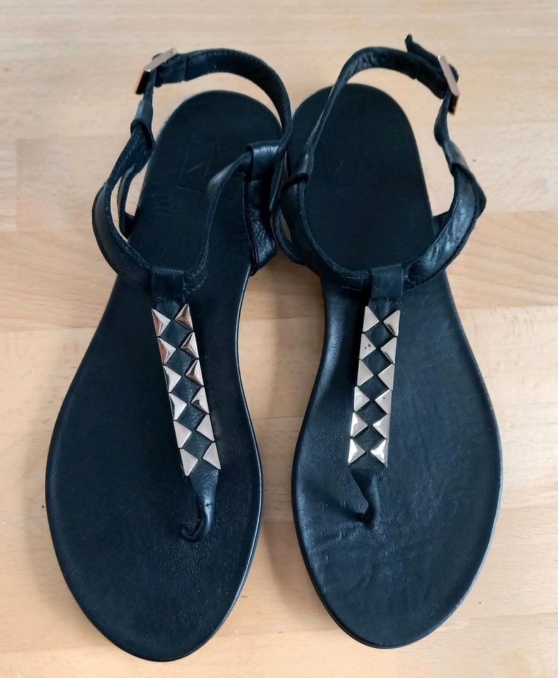 Leder-Zehen-Sandalen,schwarz, Größe 40 in Lügde