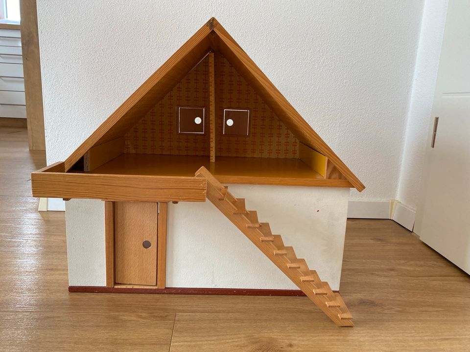 Puppenhaus aus Holz mit Zubehör in Kammlach