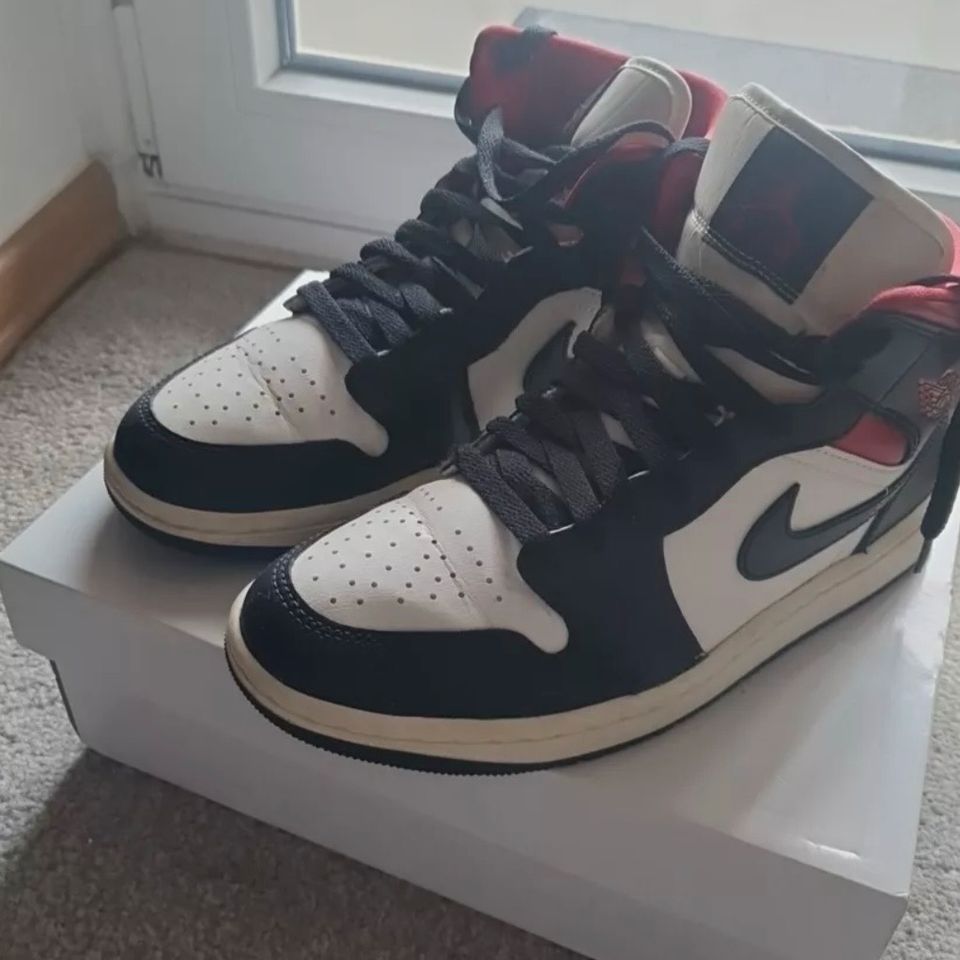 Woman Jordan 1 Mid  black/red in Soltau