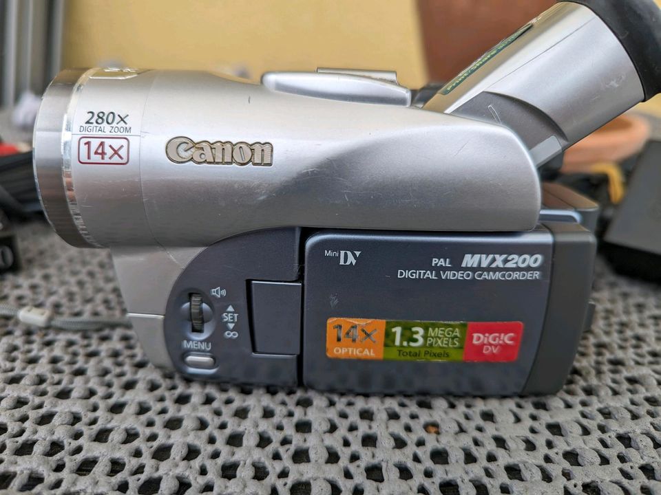Canon MVX200 E Camcorder (miniDV), in bestem Zustand und Zubehör in Wetzlar