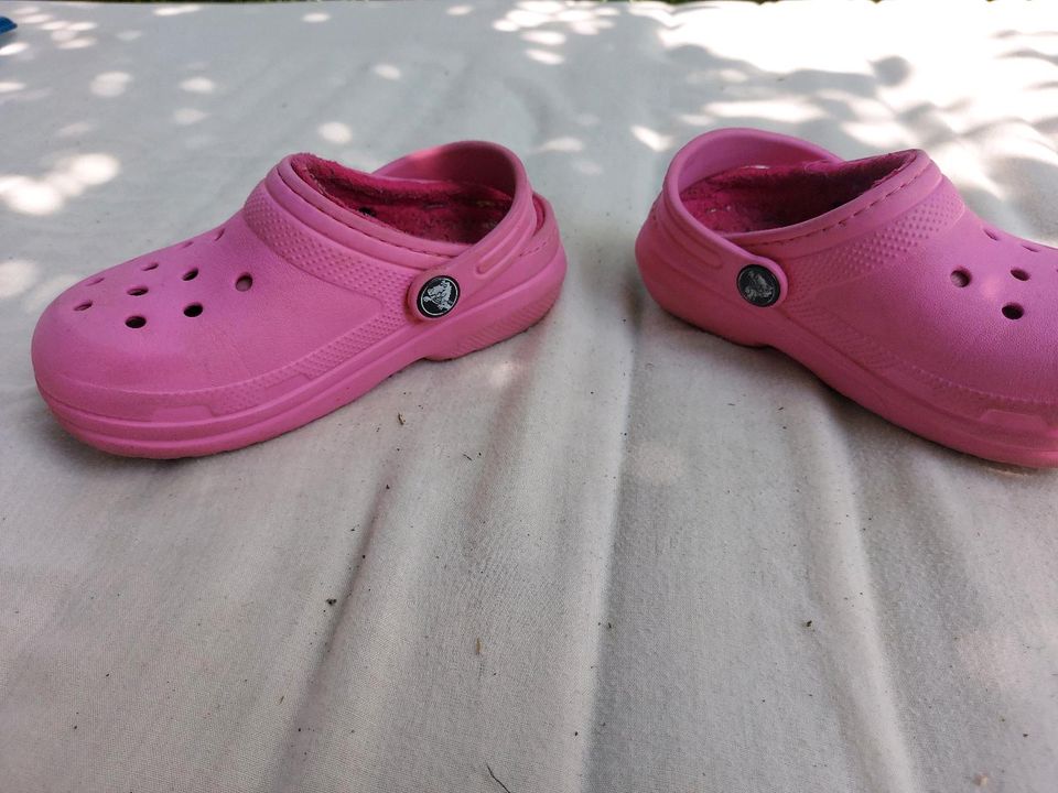 Crocs gefüttert Gartenschuhe 26/27 in Tharandt