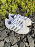 Adidas Superstar Sport Schuhe 38,2/3 weiß/oliv guter Zustand Nordrhein-Westfalen - Waldbröl Vorschau