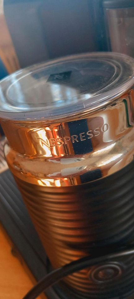 Delonghi Nespresso mit Milchaufschäumer in Mainburg