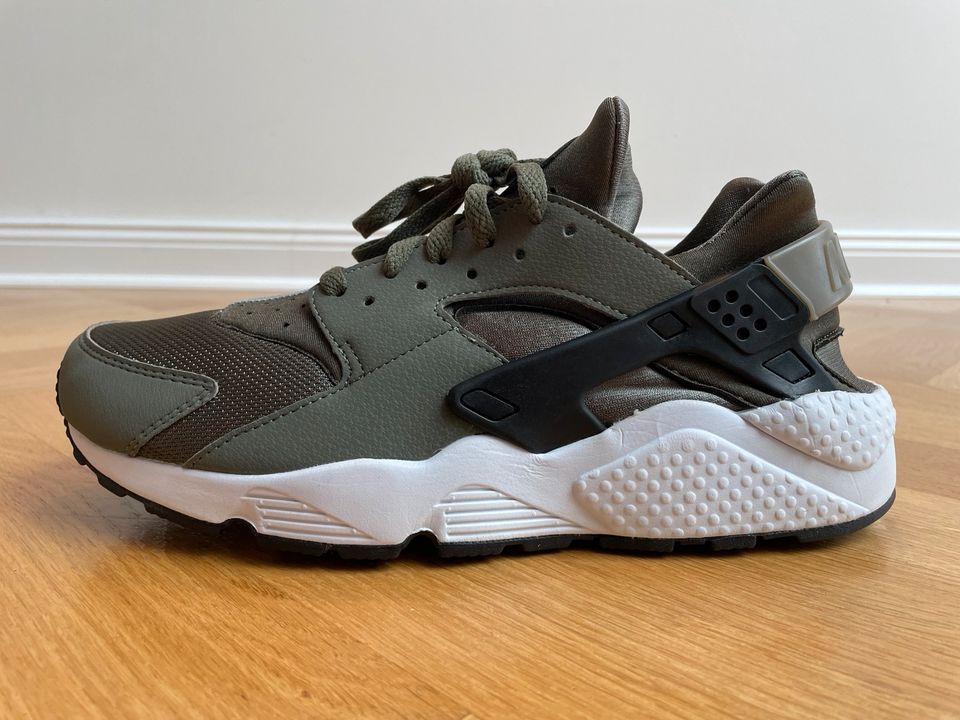 SNEAKER NIKE AIR HUARACHE IRON GREEN GR.43 in Berlin