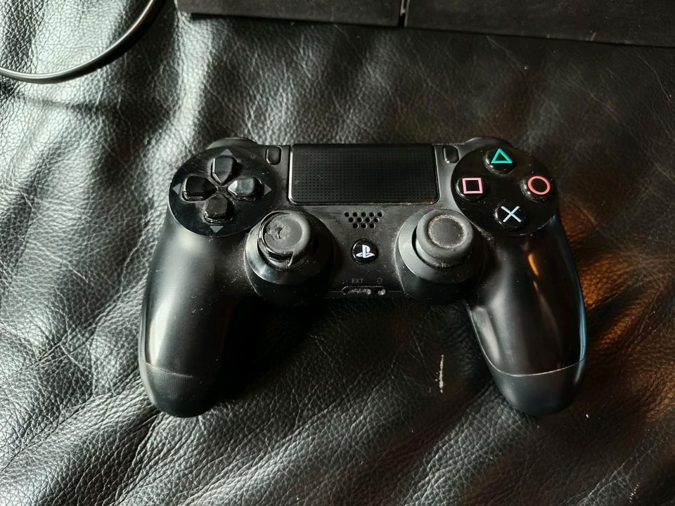 Ps4, Playstation 4 mit Controller in Düren