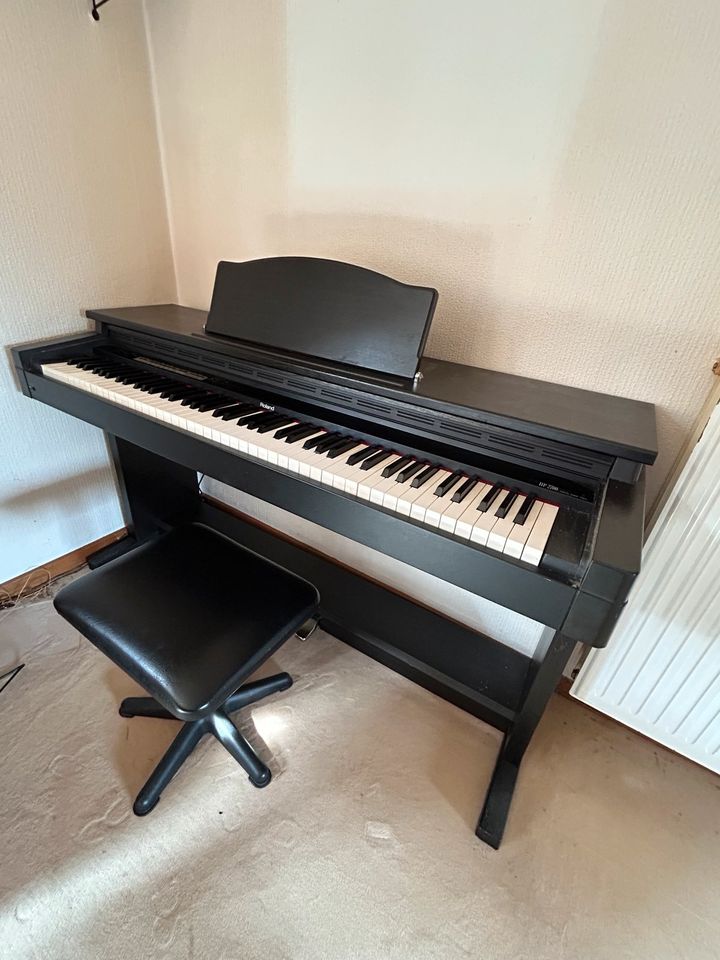 Roland Digital Piano HP 2700 Klavier - SEHR SCHÖN + Hocker in Hamburg