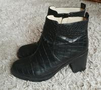 Biete schwarze Buffalo Leder Stiefeletten Gr. 38 Friedrichshain-Kreuzberg - Friedrichshain Vorschau