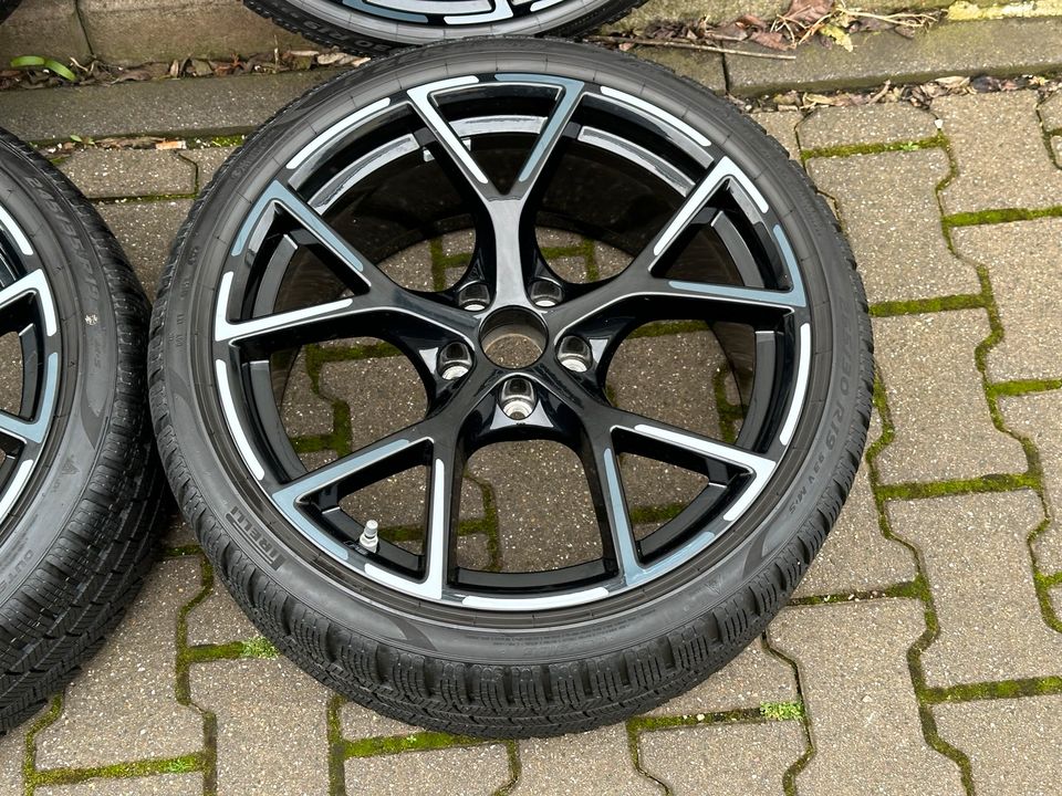 Audi RS3 8Y 19“ Zoll schwarz RS original Alufelgen mit Winterreifen 2023 7mm ALU Winter Komplett Räder Radsatz Winterräder Winterradsatz Winterkompletträder Winterkomplettradsatz in Gelsenkirchen