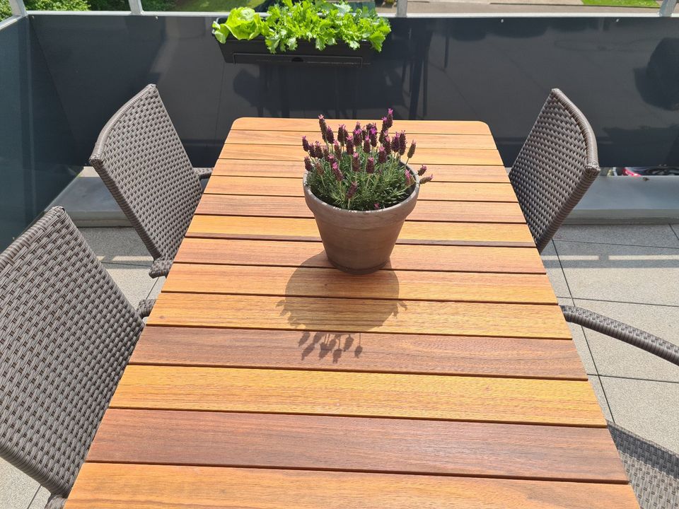 Neu lasierter Holztisch mit Stühlen und Abdeckung (Gartentisch) in Bottrop