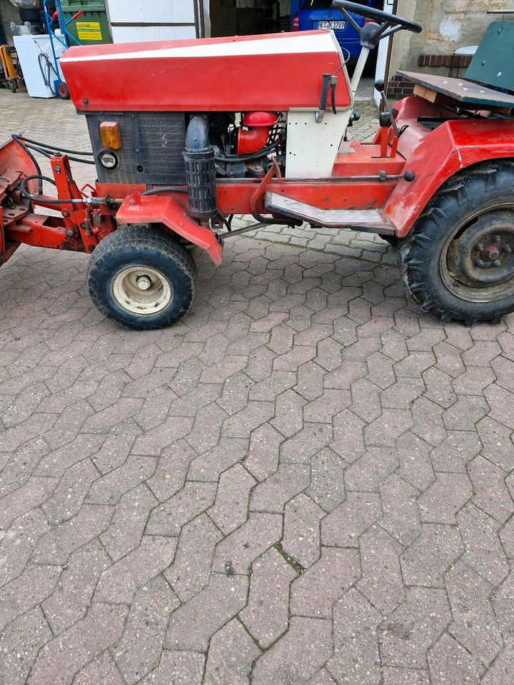 Verkaufe hier einen Traktor Baujahr 82 in Grasleben