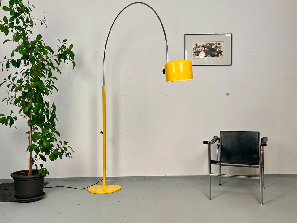 Joe Colombo Oluce Coupe Bogen-Lampe gelb | 60er Design Stehlampe in Duisburg