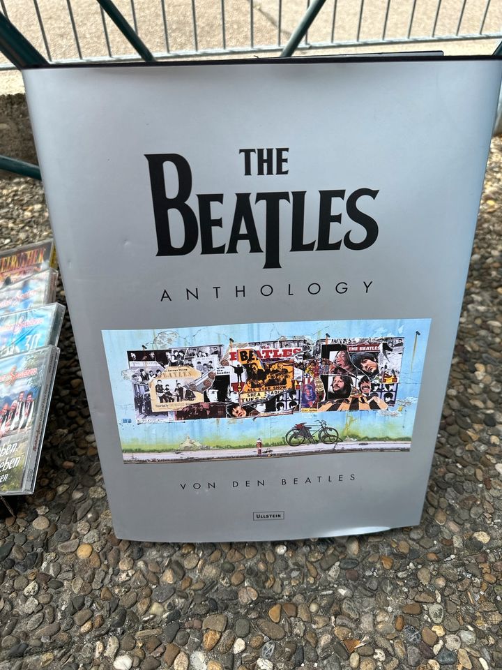 Beatles Buch anthology in Kissing