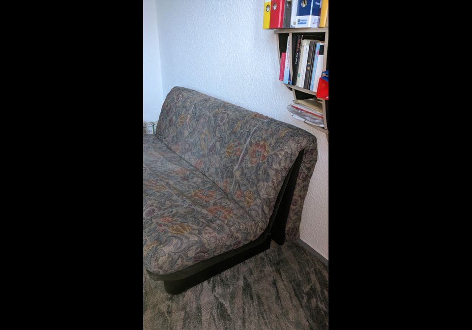 Großes schönes Futon Schlafsofa abzugeben in Berlin