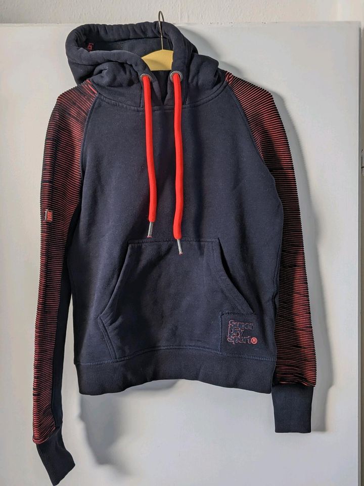 Superdry Kapuzenpullover, neuwertig, Pulli in Maisach