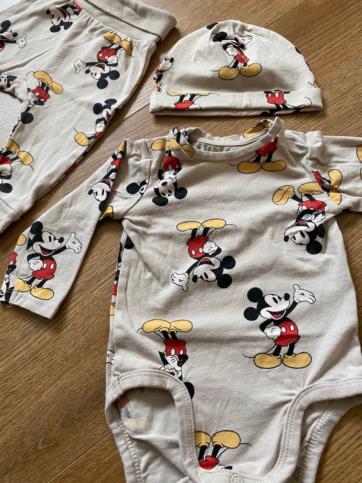 H&M Micky Maus Set / Langarmbody / Umschlag Hose / Mütze beige in Bad Camberg