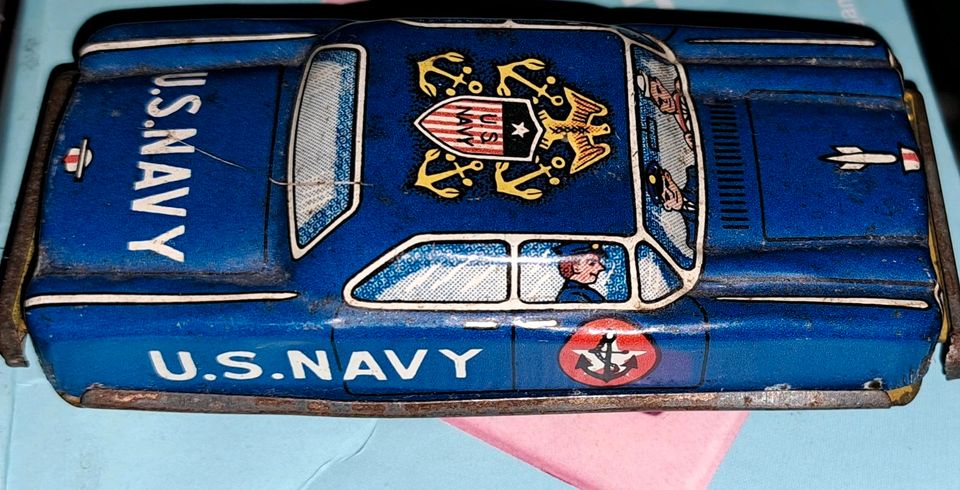 Altes Blechauto Vintage Blechspielzeug US NAVY in Wetzlar