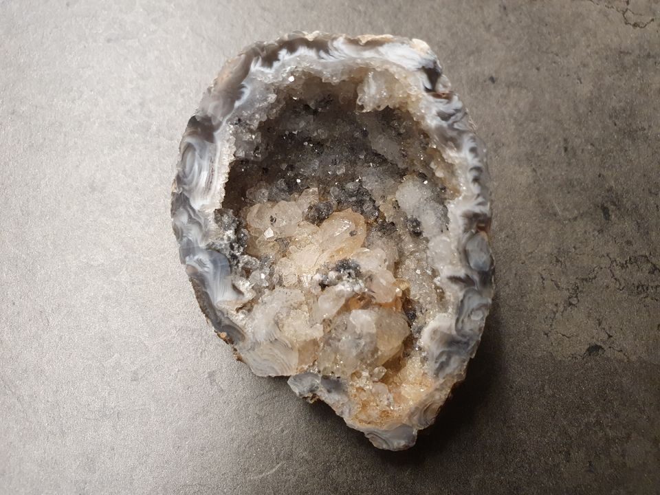 kleine Druse mit Achatrand, Bergkristall - Edelsteine, Mineralien in Dresden