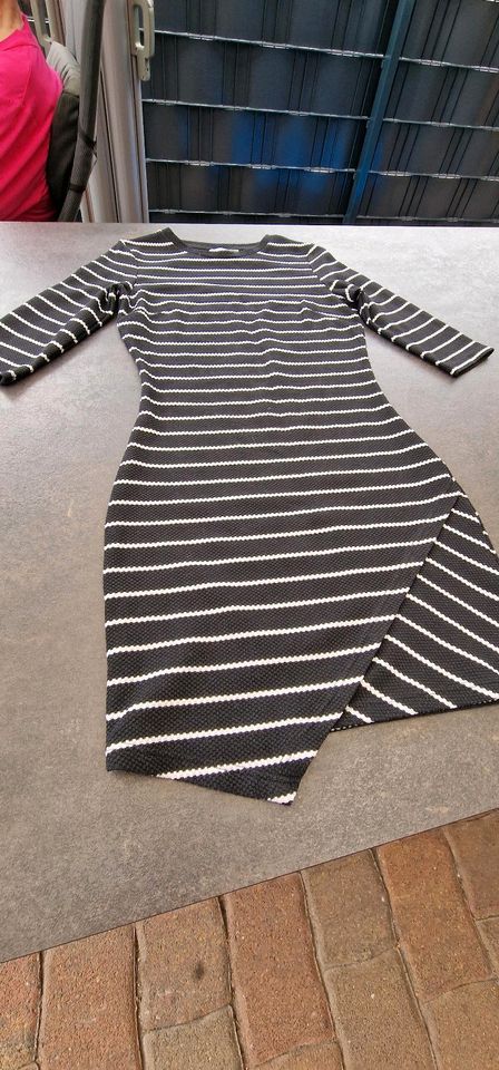 Mango Kleid schwarz weiß Langarm Gr. 34 in Dormagen