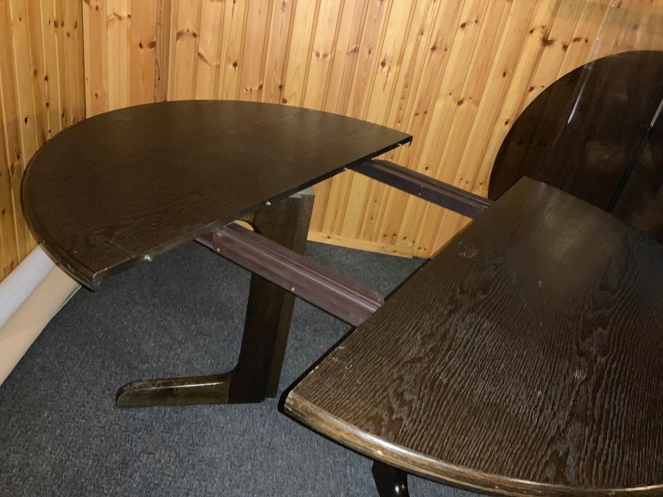 Ausziehbarer runder Holztisch mit 8 Stühlen in Wolfsburg