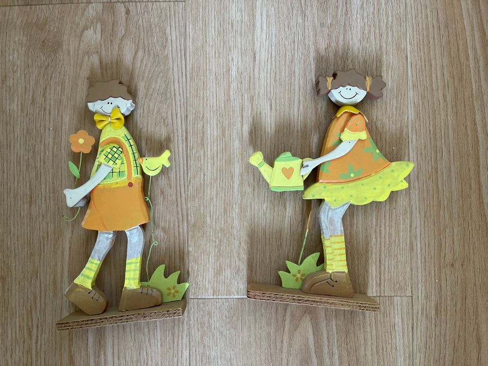 Holzfiguren als Frühjahrs- Deco, Kinder mit beweglichen Armen in Habichtswald
