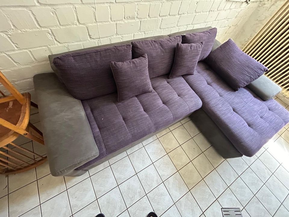 Lila Ecksofa in Lünen