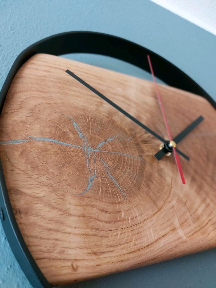 Rustikale Wanduhr aus Eiche 30cm Durchmesser mit Stahlring in Landsberg (Lech)