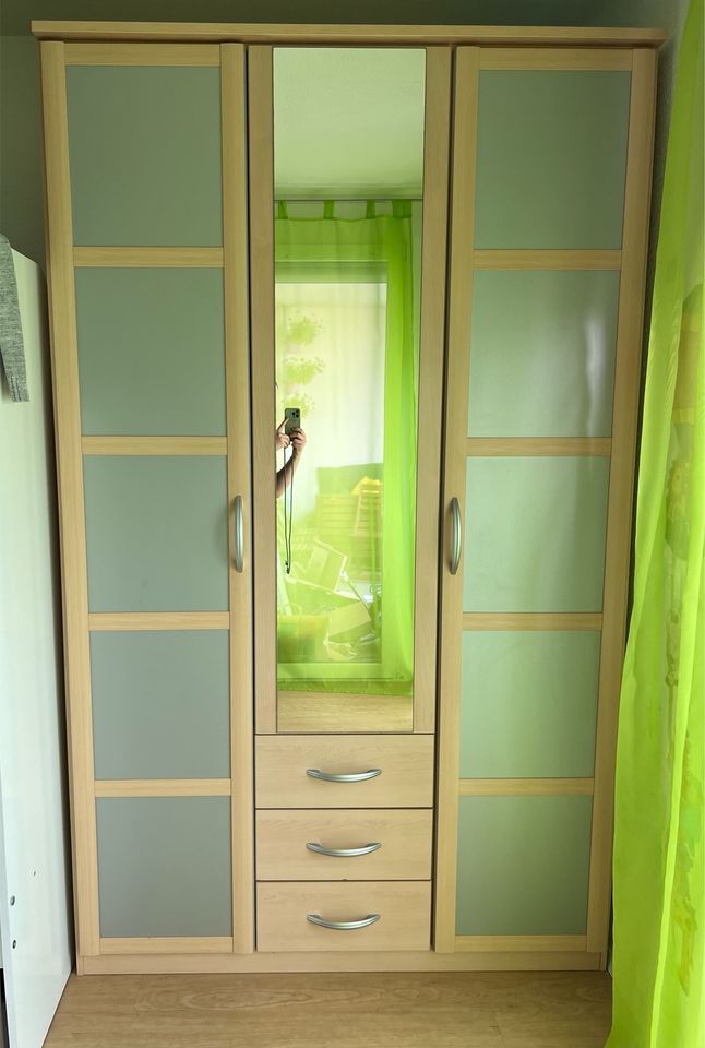 Kleiderschrank 225x136x60 cm in Remseck am Neckar