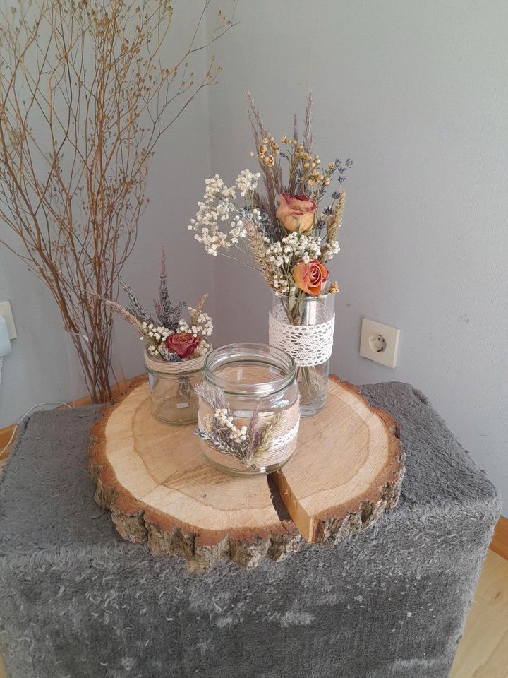 Baumscheiben Trockenblumen Vasen Teelichthalter Landhaus Deko in Ebsdorfergrund