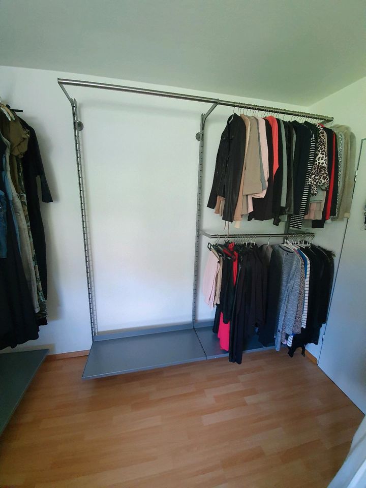 Ankleidezimmer begehbarer Kleiderschrank 4 m in Ebenweiler