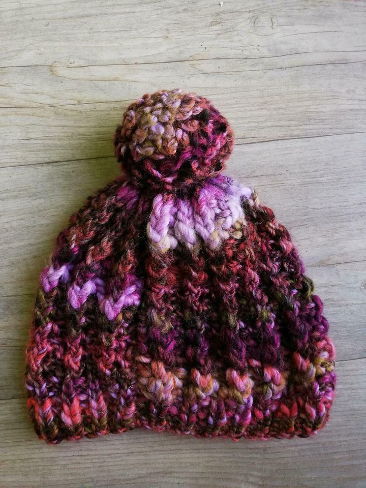 Gestrickte Wintermütze mit Bommel - Bunt/Lila in Mötzingen