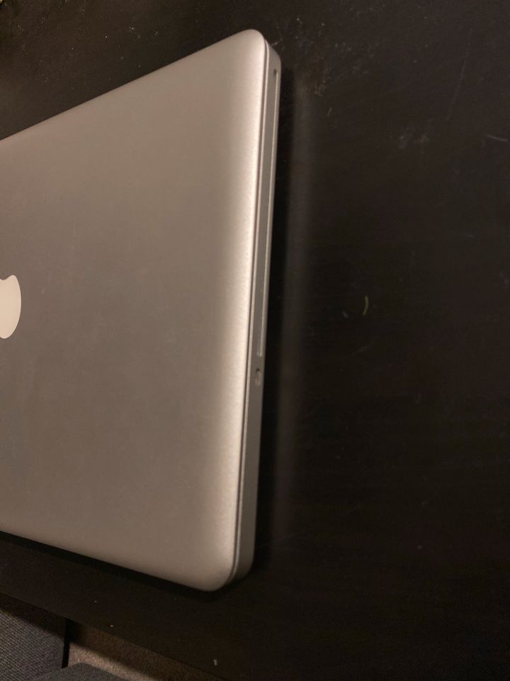 MacBook Pro mit CD Laufwerk in Uelzen