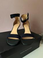 Tommy Hilfiger Pumps High Heels blau 39 fast NEU Niedersachsen - Bergen Vorschau