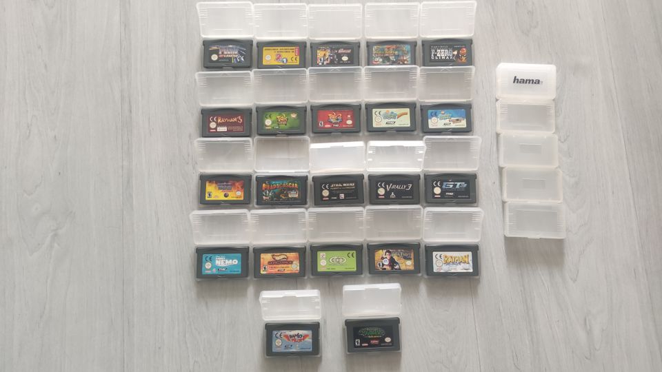 Nintendo Game Boy Advance mit OVP und 77 Video und Spiele Cartrid in Kelsterbach