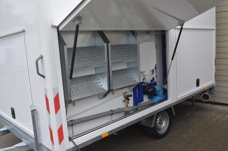 PKW Anhänger NEU 1300 Kg Toilettenwagen 2 Abteile Waschbecken in Bielefeld