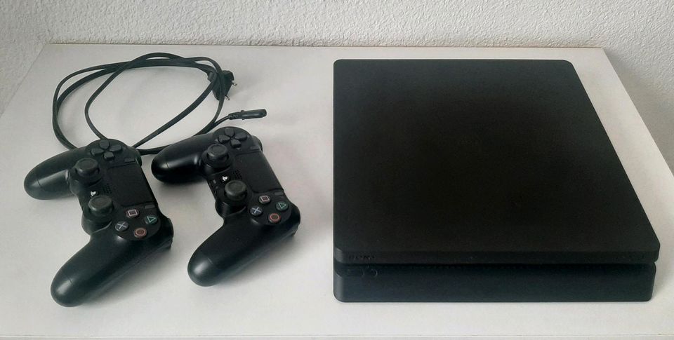 Playstation 4 Slim 1TB + 2 Controller in Biberach an der Riß