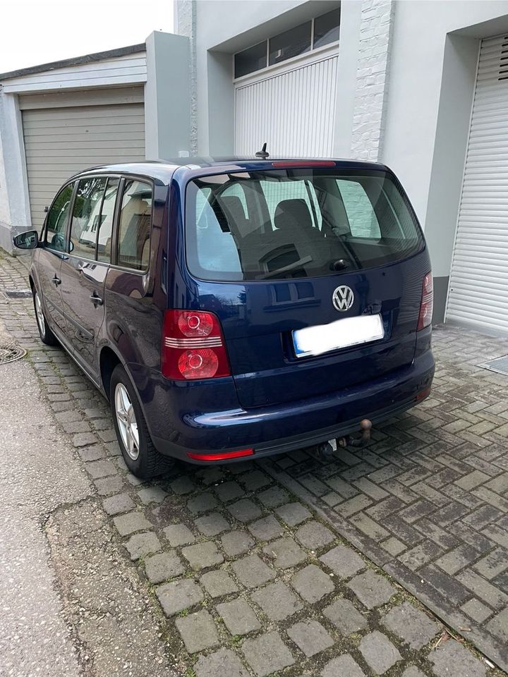 Volkswagen Touran 1.6 - mit Anhängerkupplung in Viersen