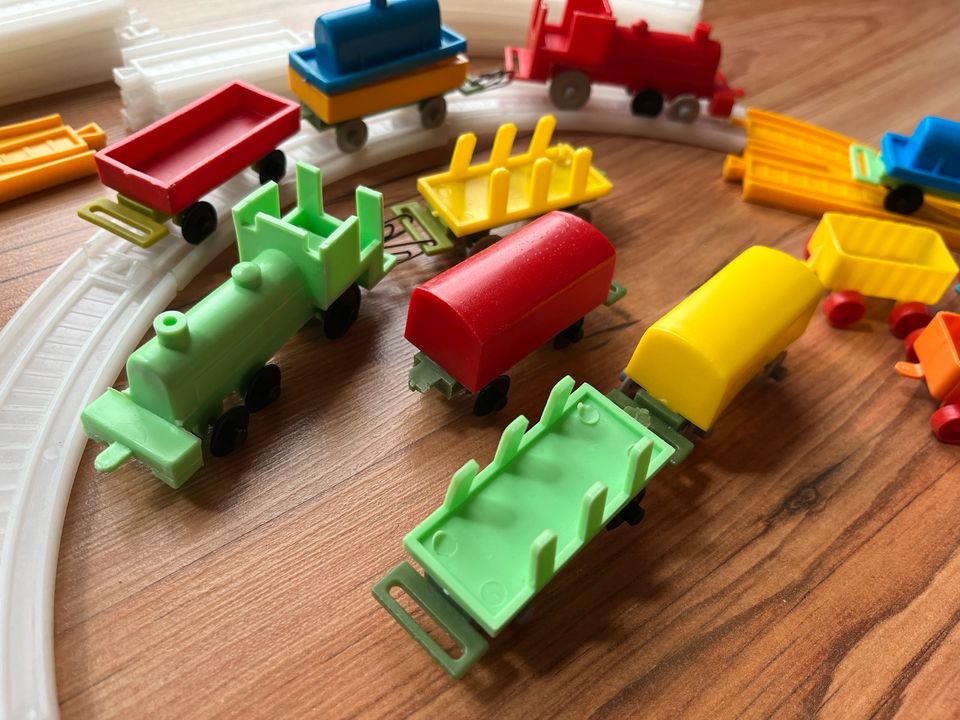 DDR Spielzeug Eisenbahn mit Schienen, Zug + Anhängern in Umpferstedt