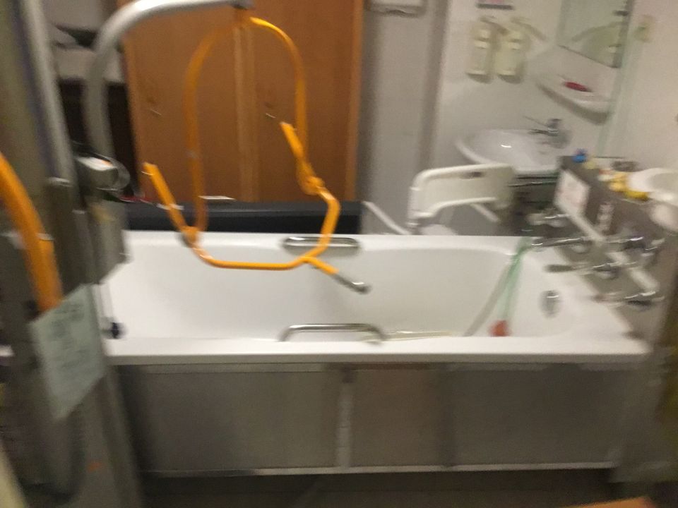 Arjo Badewannenlift Patientenlift Descomat Rollator Badewanne in Wuppertal